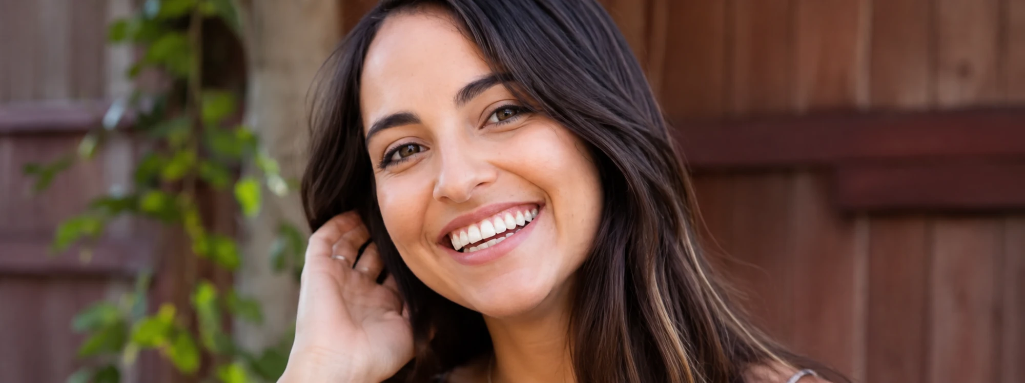 Mulher sorrindo, leveza e bem-estar